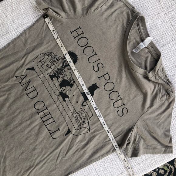 Hocus Pocus and Chill Graphic T-shirt Womenβs Size Small Halloween Binx Billy - Picture 6 of 6